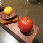 sincere - 5種のアミューズ：5つの味のトマト、豚のソーセージとうずらの玉子のミニ・トースト 朝食のイメージで2