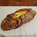 ラトリエ ドゥ プレジール - 「パン オ ノワ エ レザン オ フロマージュ」360円税込