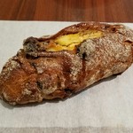 ラトリエ ドゥ プレジール - 「パン オ ノワ エ レザン オ フロマージュ」360円税込