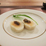 グリルグリーン - シェフからの一品。魚のすり身などを蒸したクネールという料理