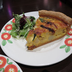 グリルキャピタル東洋亭 - ホウレン草とベーコンのキッシュ