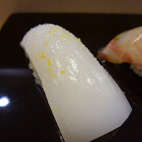 鮨辰巳 - 墨烏賊　身が厚く、程よい歯ごたえ。ねっとりとはしておらず、私はこの方が好き♡