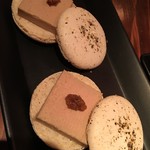 フォアグラと金山寺味噌のマカロンサンド