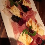 シャンパン&醤油バー フルートフルート - パルマ産生ハムと白カビチーズ　ドライベリー　スイーツ醤油