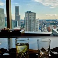 鉄板焼 さがみ - 美味しい お料理が焼かれる鉄板の向こうには 素敵な横浜の街並みが広がっています。遠くに ランドマークタワー も見えます。