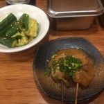 串かつ でんがな - どて焼き、ぴり辛きゅうり