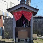 エビヤ - 神社の裏が駐車場です