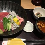 近畿大学水産研究所 - (料理)近大マグロと和歌山産しらすの紀州丼