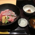 近畿大学水産研究所 - (料理)近大マグロと選抜鮮魚の海鮮丼