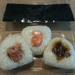 Kaasannoonigiri - 炙り焼き明太子205円、天然紅鮭の切り身172円、あさりしぐれ140円