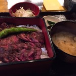 しゃにむに - ランチで食べた熟成ハラミの肉重御膳。
            ご飯は大盛り無料なのですが普通にしたら、ご飯がなくなっても肉がまだまだ…という状態に。肉の量が凄いです！
            カウンターで目の前で焼いてられてて雰囲気も素敵です。ハラミの味が好きな方ならコスパ的にもいい感じかと(*^^*)