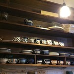 自家焙煎コーヒーcafe・すいらて - ポーリッシュポタリーの並ぶカップボード(2016.10.18)