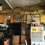 JAZZ KEIRIN - 店内
券売機の上には自転車が。　2016年4月