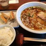 醤油ラーメン490円、餃子+小ライスセット