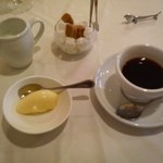 レストラン・ドゥースドゥース - RESTAURANT DouceDouce"仏伊ランチDéjeuner A 「ちょこっとバニラアイス」とコーヒー