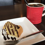 マチブリ - アイスコーヒー400円とアフタヌーンサービスのミニシフォンケーキ(チョコ)
