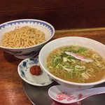 龍上海 - ラー博は俺の社員食堂。  期間限定、つけ麺・味噌！  なるとがキュート♡  ぷりぷりの麺、龍上海さんらしいつけ汁、パワフルなからみそ、どれもイイね！