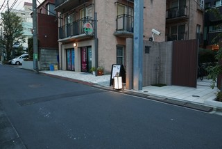 Ichidou - 住宅街の一角。写真左が能楽堂方面、右が千駄ケ谷駅、津田塾方面です。