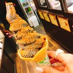 ごま福堂 - 黒胡麻ソフトの金胡麻がけ♪