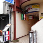 ビストロ アオキ - 外観。このビルの2階にあります。