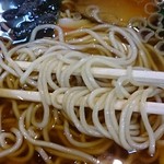 寿三角屋 - ラーメン550円（麺固め）麺アップ