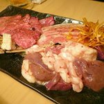 焼肉　世界王者 - 最初の盛り合わせ。