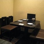博多もつ鍋 龍 - テーブル席とカウンター席とあります。