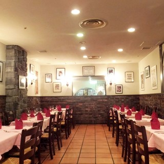 最大４５名、貸切ＯＫのテーブル席