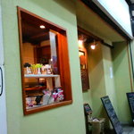 グリーンズ・コーヒー・ロースター - やっぱり高架下落書きもある（＾＾；