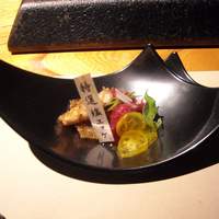 和牛懐石 但馬屋 梅田 - もも肉のうまみ引き立つ塩ユッケ はちのすの香味焼き添え
