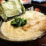 豚骨ラーメン頂 - 2016年8月　てっぺん塩【730円】豚骨ベースに塩か。普通に塩ラーメンかと思ってた。