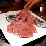 よろにく - タンの食べ比べ