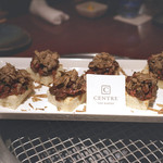 よろにく - CENTREのパンの上にたっぷりの黒トリュフを混ぜたカメノコ