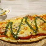 アロハテーブル - ロミロミトマト＆モッツァレラチーズのピザ