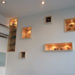 福茶 - 白が基調の店内