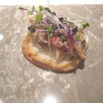 ル・ヴァンキャトル - ツナ・キヌア・トマトのブルスケッタ（アヴァン・アミューズ？）