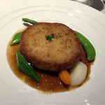 【ランチメニュー】で、今回は1580円税込のメンチカツ風の一皿をチョイス。