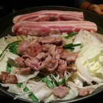 Beer＆BBQ KIMURAYA - サムギョプサルを鍋の上手に配置し、ラム肉を軽く火を通して野菜の上に並べてラム肉と豚の脂で野菜を頂く作戦です。