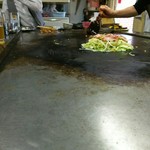 店内中央に鎮座した鉄板で焼いてくれます。その周りがカウンター席がわり