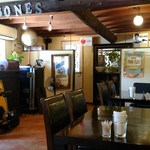 BONES - 店内はウッディなアメリカンな雰囲気。
