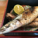 花咲 - 食べてる途中で残りの魚がやってきた。