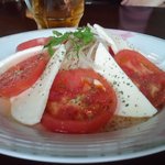 ふじやまビール館　プラッツ - 完熟トマトとモッツァレラチーズのサラダマリネ