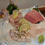 旬魚菜 しら川 - 刺し身盛合せ（キハダマグロ、カイワリ、太刀魚炙り、勘八）