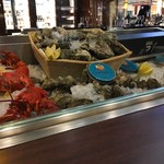 Caviar House & Prunier - カウンターの目の前のディスプレイ