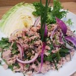 ロムアロイ - 「鶏肉のラープ」：豚肉に比べると繊細。ハーブのハーモニーが楽しめます。