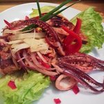 ロムアロイ - 「いかのサラダ」柔らかくボイルしたいかを紫玉ねぎ、生姜、パプリカ、ナンプラーなどで和えた。