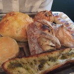 ルヴァン・ルパン・ルヴァン - トレーに乗った状態でパチリ。購入したパンは他にもありますが・・・奥にあるチーズパンおススメです（2016.10・再）