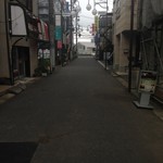 南インド料理 葉菜 - 2016年9月：飲み屋街といった雰囲気のところにあります。左側緑の看板の奥にあるオレンジと白っぽい看板がお店です