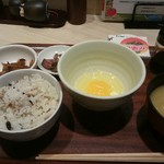 みどりのキッチン - たまごかけごはんと野菜と納豆の朝食です。