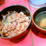焼肉丼 十番 三ノ宮店 - カルビ丼　スープがつきます。